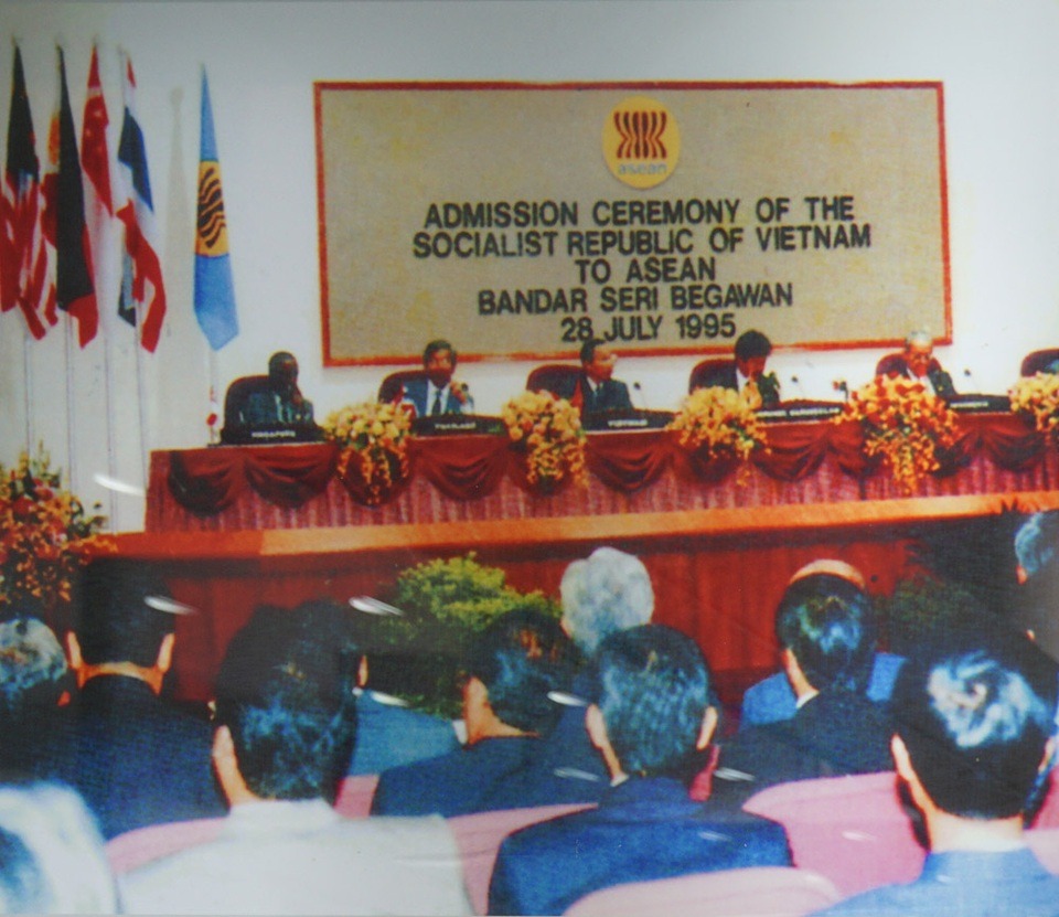  Việt Nam gia nhập Hiệp hội các quốc gia Đông Nam Á (ASEAN) tại Brunei, tháng 7/1995