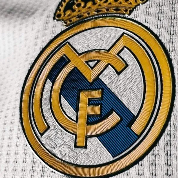  logo avatar real madrid được thêu trên áo siêu đẹp