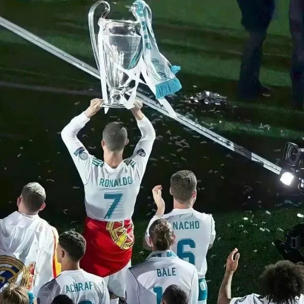 avatar real madrid với các cầu thủ đang nâng cúp cực chất