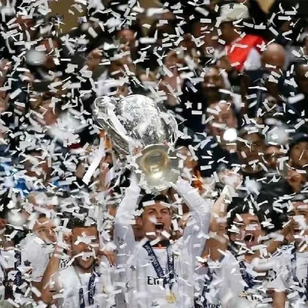 avatar real madrid với các cầu thủ đang nâng cúp ăn mừng