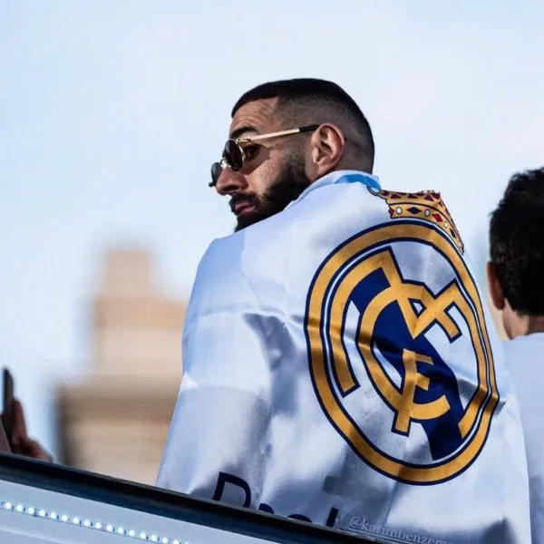 avatar real madrid độc đáo với hình ảnh Karim Benzema khoác cờ cực chất