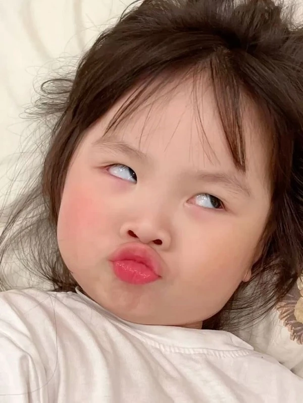 ảnh meme em bé với biểu cảm cute