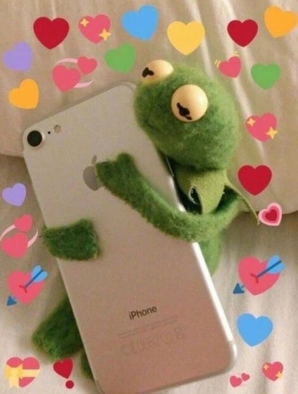 ảnh meme ôm điện thoại