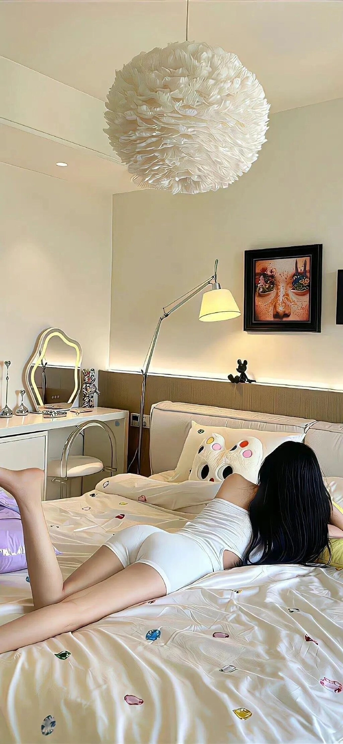 hình nền cô gái quay lưng nằm ngủ