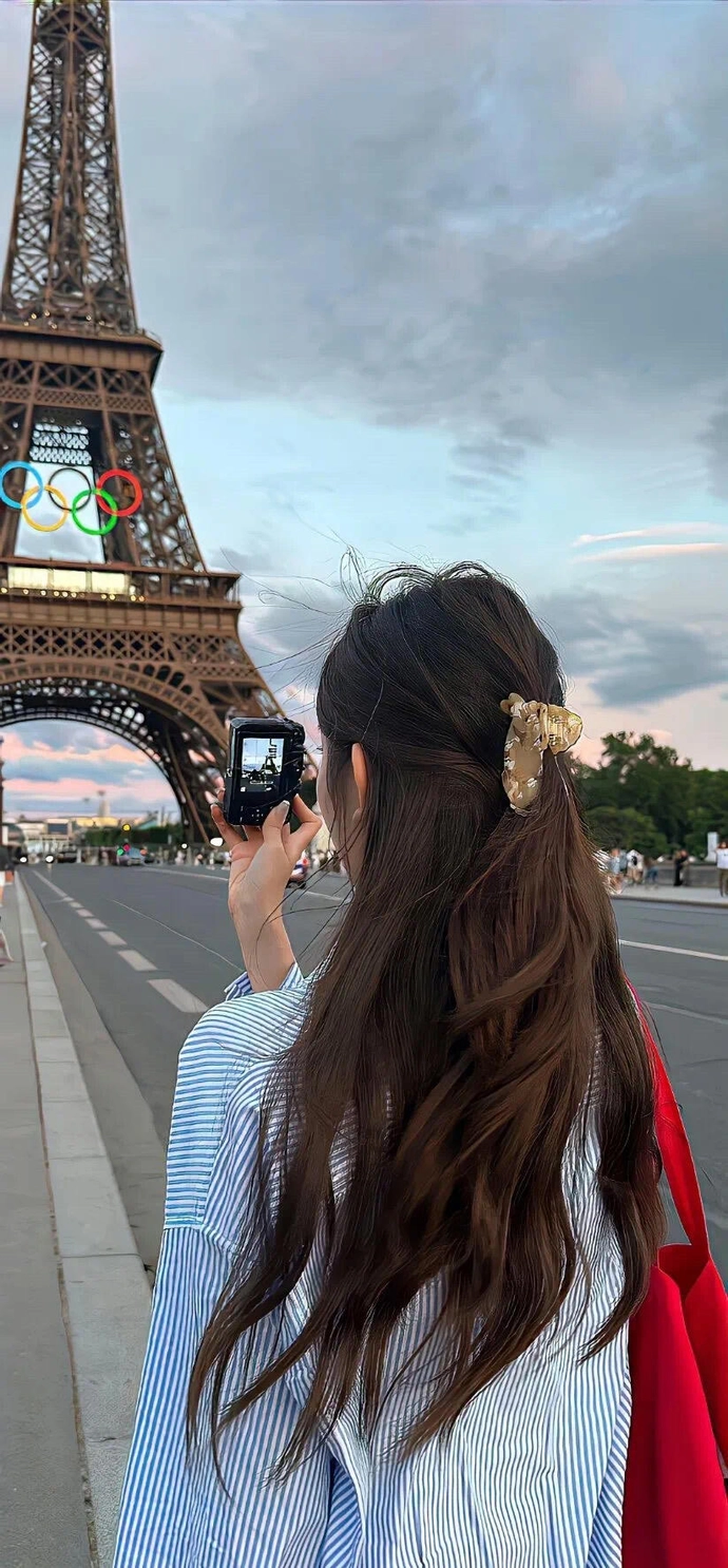 hình nền cô gái quay lưng chụp hình