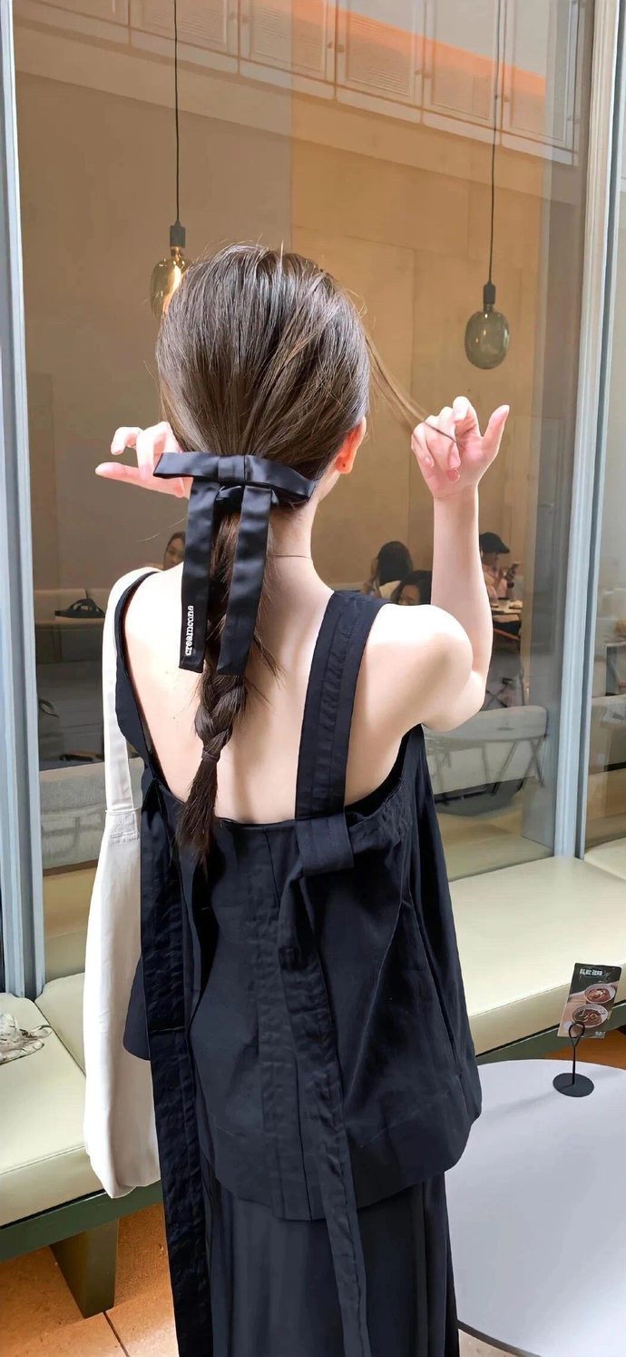 hình nền cô gái buồn quay lưng